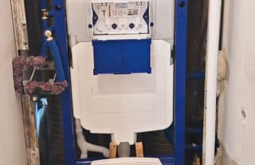 Panel lakás beépített WC tartály