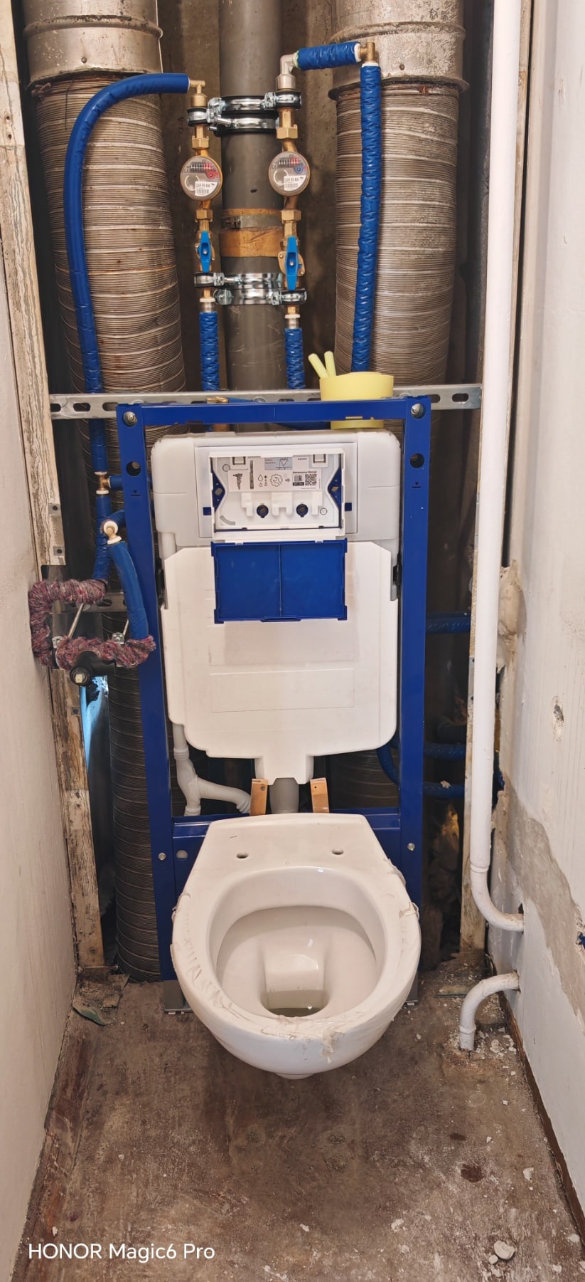 Panel lakás beépített WC tartály